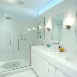 Esempio di una stanza da bagno padronale moderna di medie dimensioni con lavabo da incasso, ante lisce, ante bianche, top piastrellato, doccia alcova, piastrelle bianche, pareti bianche, piastrelle in ceramica, pavimento con piastrelle in ceramica e porta doccia a battente