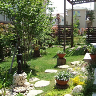 他の地域の中サイズの、春のラスティックスタイルのおしゃれな裏庭 (日向) の写真