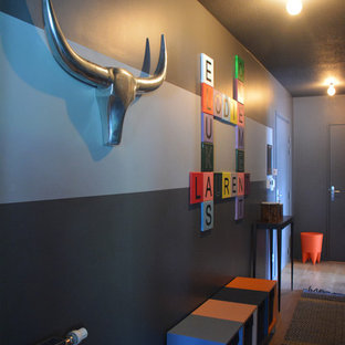 Foto de hall ecléctico, pequeño, con paredes grises, suelo laminado, puerta simple, puerta gris y suelo marrón