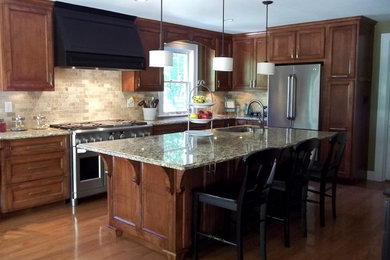 Kitchen - traditional kitchen idea in Louisville