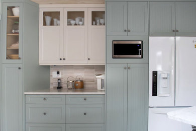 Diseño de cocina marinera grande con puertas de armario azules, encimera de cuarzo compacto, salpicadero beige, electrodomésticos blancos y encimeras blancas