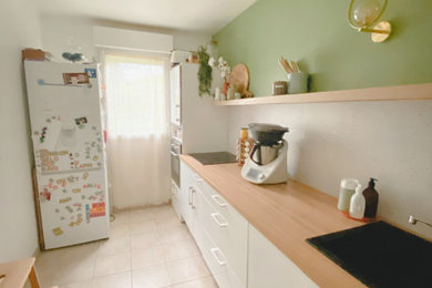 Foto de cocina lineal actual cerrada con encimera de laminado, salpicadero beige, suelo de baldosas de cerámica y suelo beige