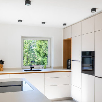 Kleine aber feine Küche in creme für einen Hausumbau