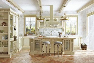 Источник вдохновения для домашнего уюта: угловая кухня в классическом стиле с обеденным столом, фасадами с декоративным кантом и островом