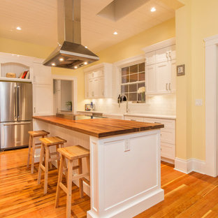 Idéer för stora lantliga kök, med en rustik diskho, skåp i shakerstil, vita skåp, träbänkskiva, vitt stänkskydd, stänkskydd i mosaik, rostfria vitvaror, mellanmörkt trägolv, en köksö och orange golv