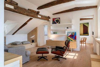 Idee per un grande soggiorno nordico aperto con pavimento in laminato, travi a vista e con abbinamento di mobili antichi e moderni