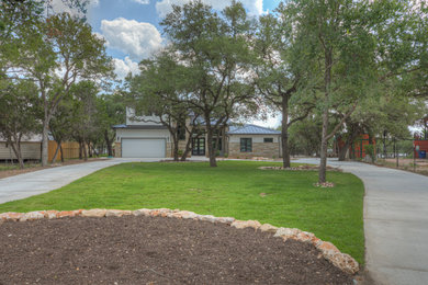 Inspiration for a mid-sized modern home design remodel in Austin