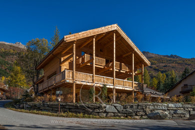 Zweistöckige Urige Holzfassade Haus mit brauner Fassadenfarbe und Satteldach in Grenoble