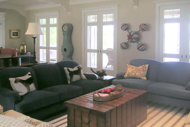 Elegant living room photo in Detroit