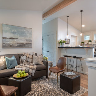 Foto di un piccolo soggiorno chic aperto con sala formale, pareti beige, pavimento in legno massello medio, nessun camino, nessuna TV e pavimento marrone