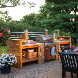 他の地域の小さいインダストリアルスタイルのおしゃれな裏庭のテラス (アウトドアキッチン、レンガ敷き) の写真