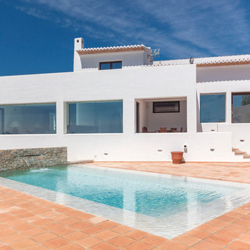 Piscina infinity con marmol blanco