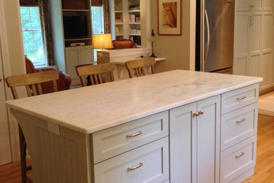 Example of a country home design design in Boston