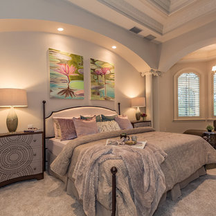 Modelo de dormitorio principal, tradicional, extra grande, con paredes beige, moqueta y suelo beige