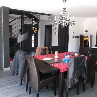 ナンシーの中サイズのコンテンポラリースタイルのLDKの画像 (白い壁、塗装フローリング、グレーの床)