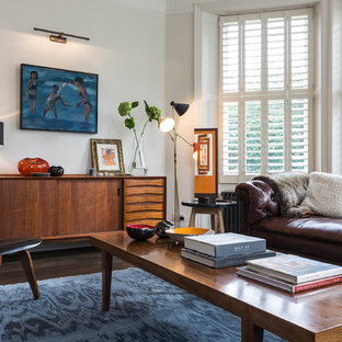 Diseño de salón para visitas retro con paredes blancas y suelo de madera oscura