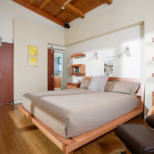 Modern inredning av ett sovrum, med bambugolv