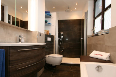 Mittelgroßes Modernes Badezimmer in Berlin