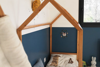 Cette image montre une chambre d'enfant de 1 à 3 ans nordique avec un mur bleu, sol en stratifié et un sol blanc.