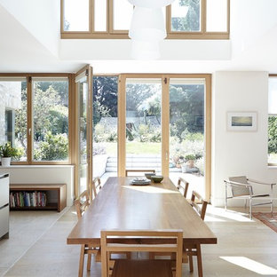 ダブリンの中サイズのコンテンポラリースタイルのLDKの画像 (白い壁)