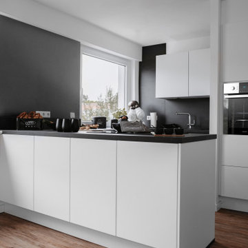 Zeitlose Eleganz: Moderne Küche in Schwarz und Weiß