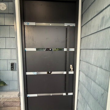 Deux 1105 Black door