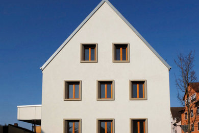This is an example of a contemporary house exterior in Frankfurt.