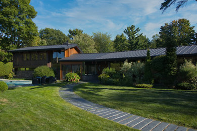 Mid-century modern house exterior idea in Montreal
