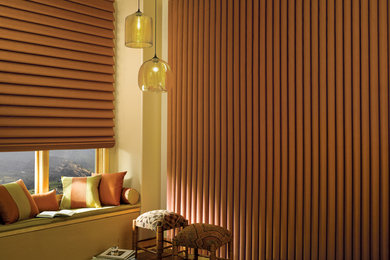 Example of a classic living room design in Los Angeles