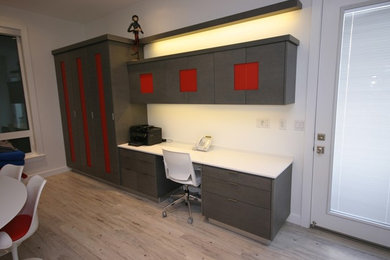 This is an example of a modern home office in Orange County.