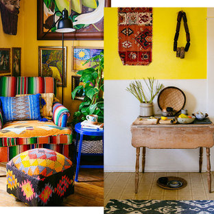 Einzeilige, Mittelgroße Shabby-Look Küche ohne Insel mit Vorratsschrank, Schrankfronten im Shaker-Stil, hellen Holzschränken und Marmor-Arbeitsplatte in Portland