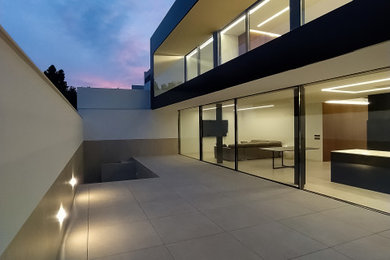 Example of a minimalist home design design in Other