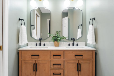 セントルイスにあるおしゃれな子供用バスルーム (淡色木目調キャビネット、緑の壁、白い洗面カウンター、洗面台2つ、造り付け洗面台) の写真