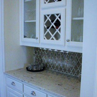 Bild på ett stort shabby chic-inspirerat kök, med en nedsänkt diskho, luckor med upphöjd panel, vita skåp, granitbänkskiva, brunt stänkskydd, stänkskydd i mosaik, rostfria vitvaror, klinkergolv i keramik och en köksö