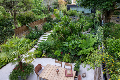 Medium sized world-inspired back garden in London.