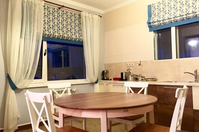 Kleine Landhaus Wohnküche in L-Form in Sankt Petersburg