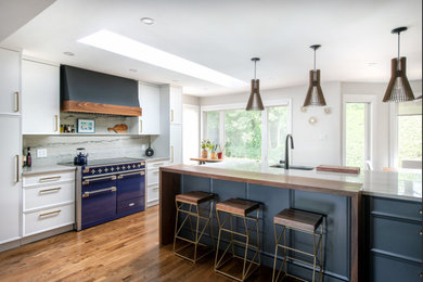 Example of a large transitional u-shaped medium tone wood floor and brown floor eat-in kitchen design in Ottawa with an undermount sink, recessed-panel cabinets, white cabinets, granite countertops, gray backsplash, granite backsplash, colored appliances, an island and gray countertops