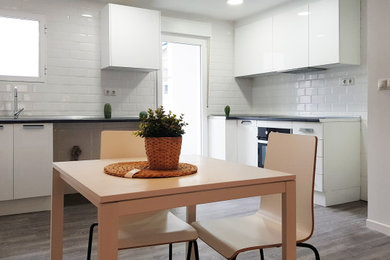 Modelo de cocina minimalista sin isla