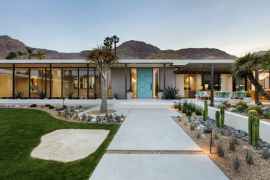 Example of a 1960s entryway design with a blue front door