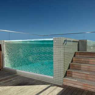 Inredning av en maritim liten takterass, rektangulär ovanmarkspool, med trädäck