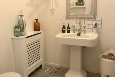 Exemple d'une salle de bain rétro.