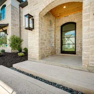 ダラスのトランジショナルスタイルのおしゃれな家の外観 (漆喰サイディング、戸建、瓦屋根) の写真