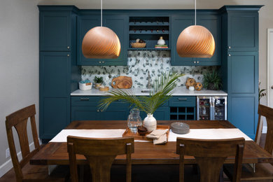 Réalisation d'une salle à manger ouverte sur la cuisine tradition de taille moyenne avec un mur gris, un sol en vinyl et un sol marron.