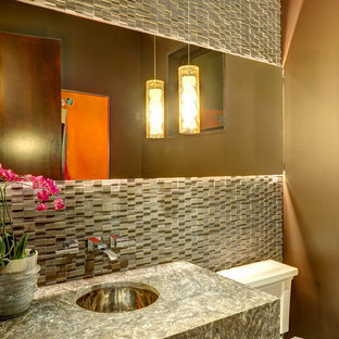 Foto di un grande bagno di servizio design con pavimento in gres porcellanato, pareti marroni, top in granito, piastrelle di pietra calcarea e lavabo sottopiano