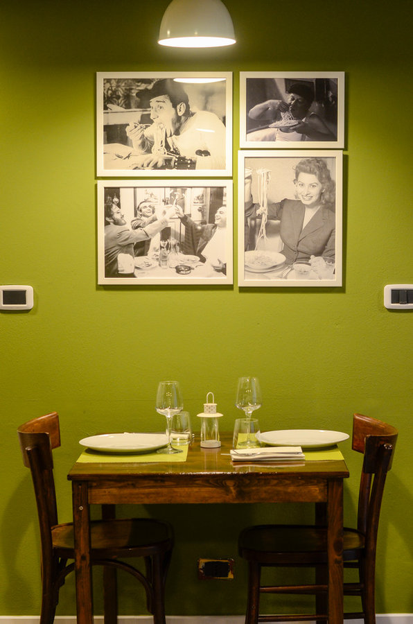 Relooking di ristorante rustico-chic verde oliva