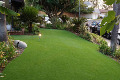Design ideas for a mid-sized modern landscaping in Los Angeles.