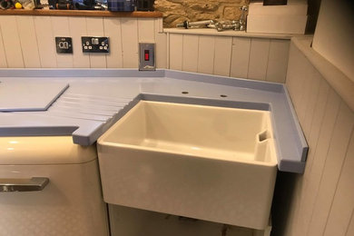 小さなエクレクティックスタイルのおしゃれなダイニングキッチン (人工大理石カウンター、青いキッチンカウンター) の写真