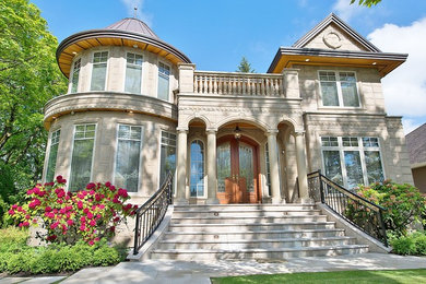 Example of a classic home design design in Vancouver