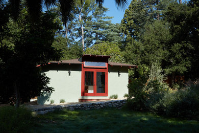 ロサンゼルスにあるお手頃価格の小さなコンテンポラリースタイルのおしゃれな家の外観 (漆喰サイディング、緑の外壁) の写真