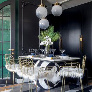 На фото: маленькая гостиная-столовая в современном стиле с разноцветными стенами, паркетным полом среднего тона и разноцветным полом без камина с